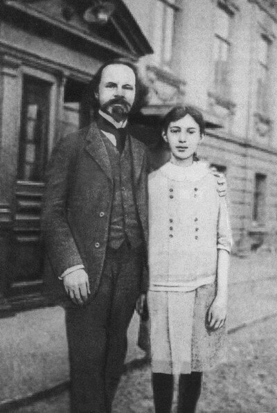 Константин Бальмонт с дочерью Ниной после возвращения на родину в мае 1913 года