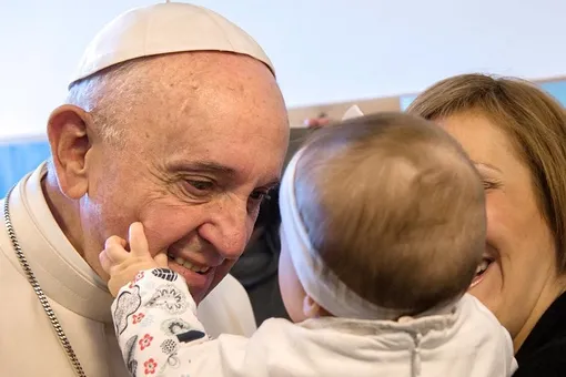 Папа Римский призвал женщин кормить детей грудью в церкви