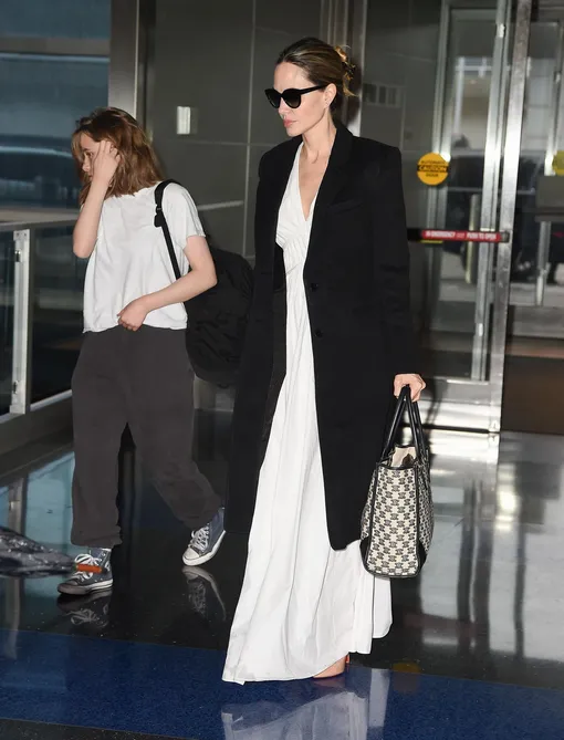 48-летняя Анджелина Джоли с 15-летней дочерью Вивьен в аэропорту