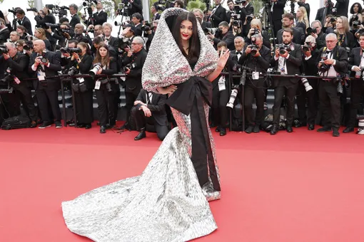 Самый странный наряд Каннского кинофестиваля 2023: Айшвария Рай появилась на ковровой дорожке в коконе