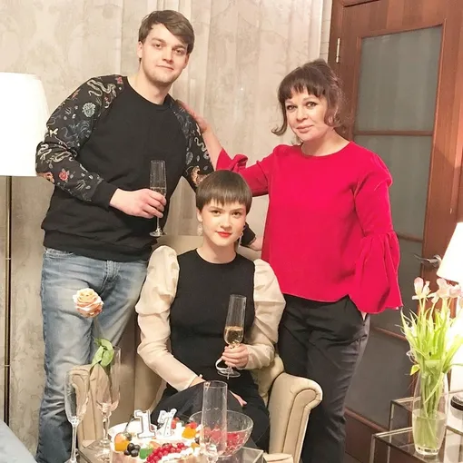 Елена Валюшкина с сыном и дочерью