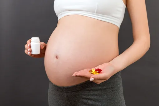 Беременная женщина принимает лекарства