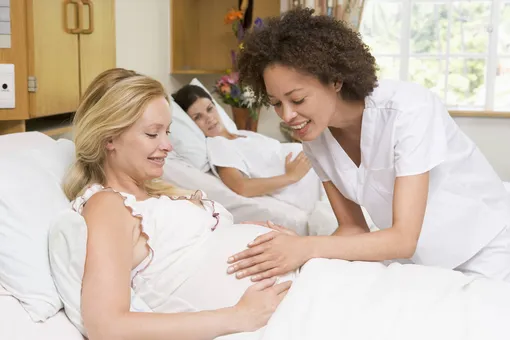 акушерка трогает живот мамы на 36 неделе беременности