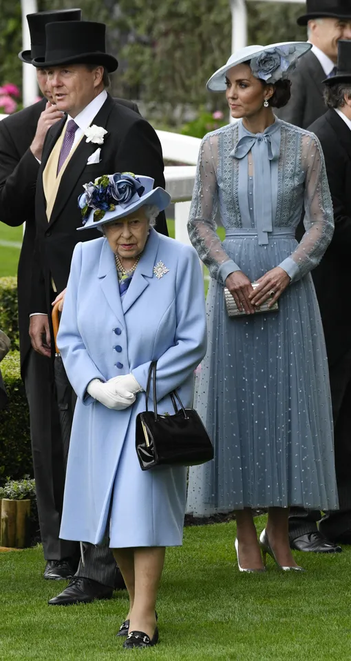 Елизавета II и Кейт Миддлтон на королевских скачках Royal Ascot в 2019 году