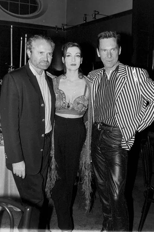 Джанни Версаче и гости его показа в нарядах Versace