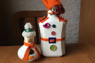 Отличный подарок — забавный снеговик из лампочки и бутылки