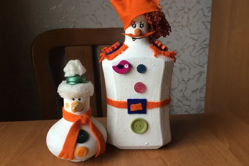 Отличный подарок — забавный снеговик из лампочки и бутылки