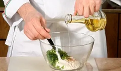 Приготовьте сметанный соус: нашинкованную зелень смешайте с маслом, специями и сметаной.