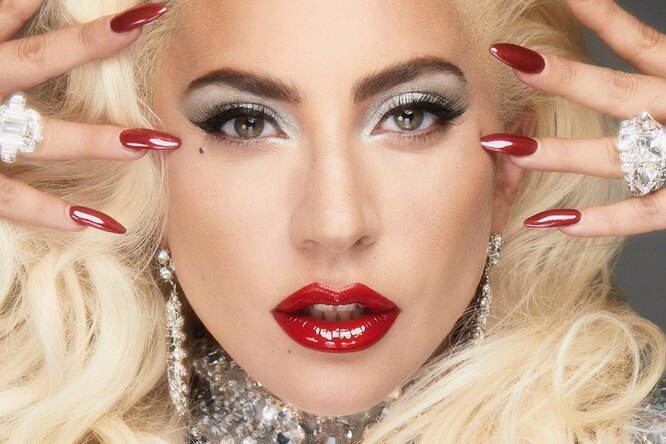 «Ты просто светишься»: Леди Гага выложила нежное селфи с новым возлюбленным