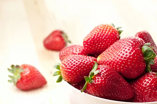 Сорт клубники Мальвина плодоносить начинает к концу июня, с куста можно собрать до 1 кг ягод