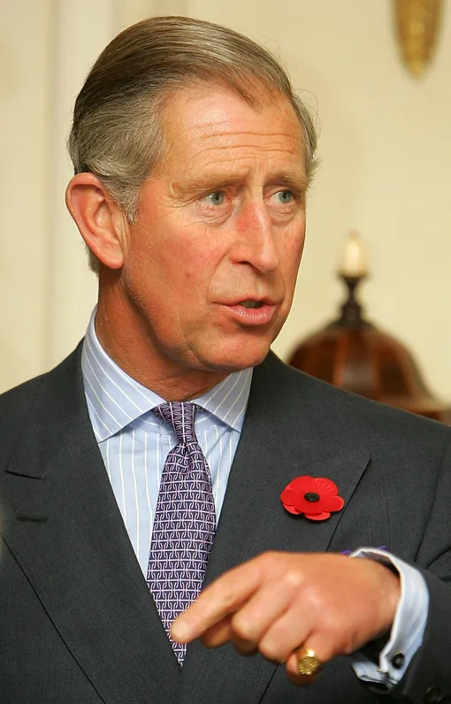 Принц Чарльз с кольцом на мизинце