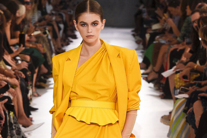 Желтый жакет, юбка в полоску, платье с принтом – с чем сочетать главные вещи сезона