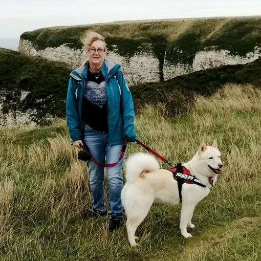 Спасенная собака вместе со своей новой хозяйкой — Линдой