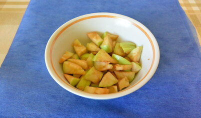 Замочите пшеничную крупу на 15 минут, а пока кубиками нарежьте яблоко.