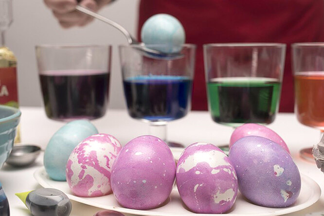 Как покрасить пасхальные яйца «под мрамор»