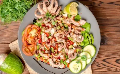 Салат с осьминогами и овощами