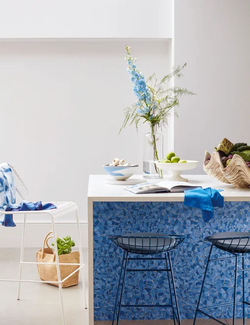 Синий цвет в интерьере: основание стола имитирует мозаику бассейна, в котором рассыпались солнечные блики.