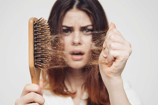 Как остановить выпадение волос и вернуть причёске объём