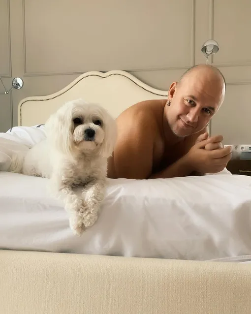 Потап в постели с собакой