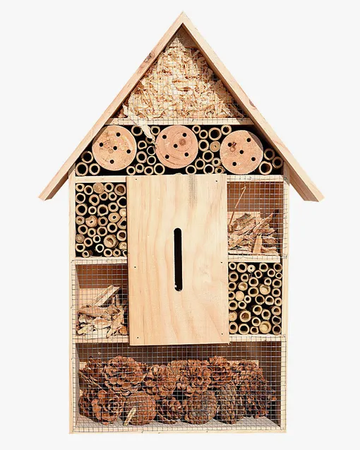 Можно соорудить на участке домики для насекомых, где они смогут устроить жилище и перезимовать.