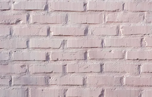 Кирпичная стена в интерьере лилово-серого нейтрального оттенка
