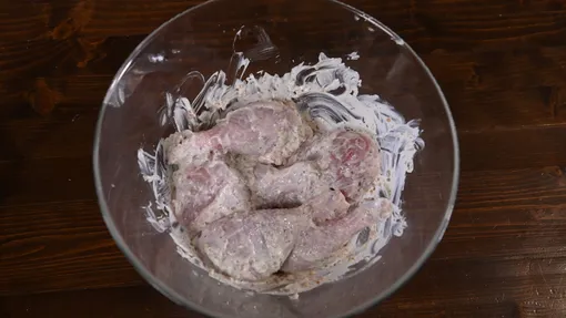 Шашлык: куриные голени в сметанном соусе