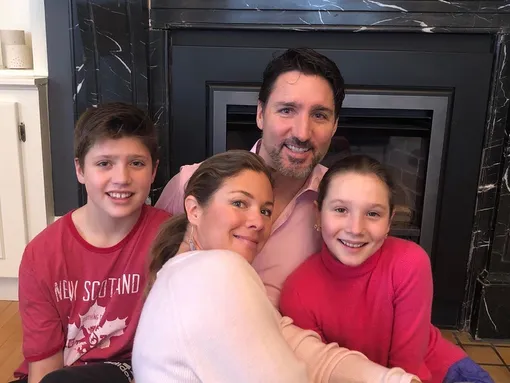 Премьер-министр Канады с семьей фото
