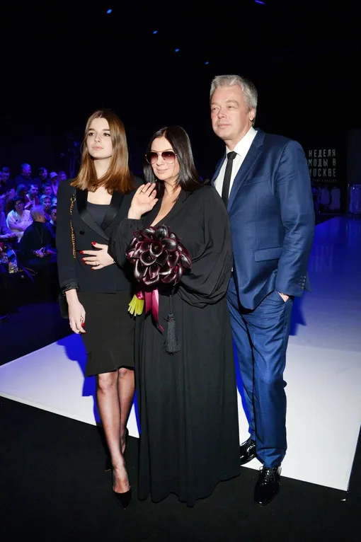 Екатерина Стриженова с дочерью Сашей и мужем Александром фото