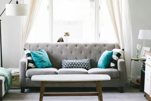 4 способа превратить даже неказистый диван в удобный и шикарный