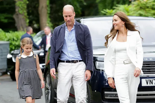 Кейт Миддлтон в белом с принцем Уильямом и принцессой Шарлоттой