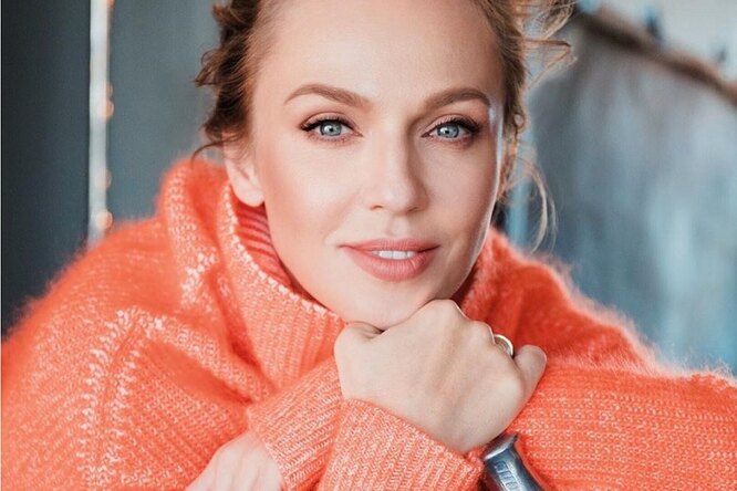 «Самый оригинальный комплимент»: 40-летняя Альбина Джанабаева рассказала, как на границе не поверили в ее возраст «Самый оригинальный комплимент»: 40-летняя Альбина Джанабаева рассказала, как на границе не поверили в ее возраст