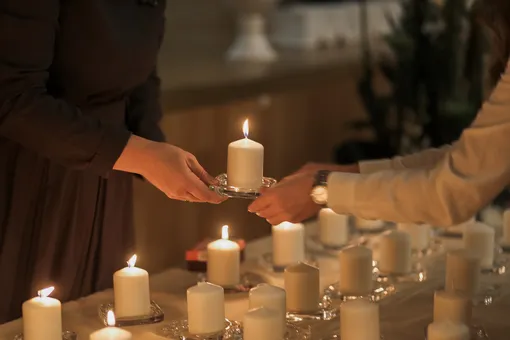 Родные зажигали свечи в память о каждом ребенке