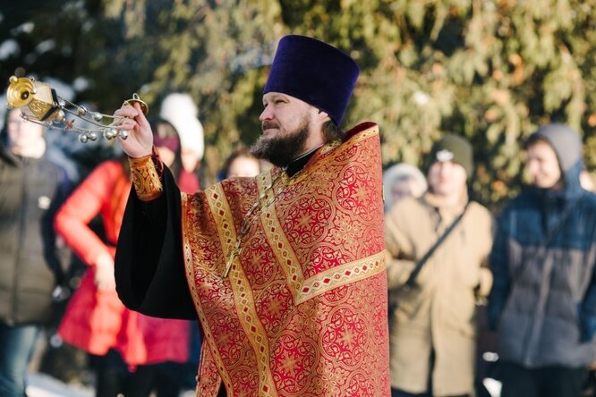 Освящение машины в церкви