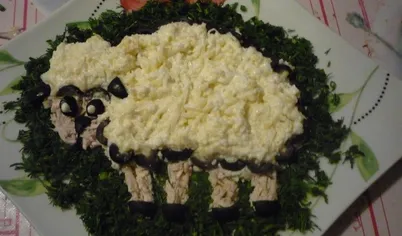 Выложить поверх куриного мяса в виде шубки овечки смесь яйца, капусты , картофеля с майонезом