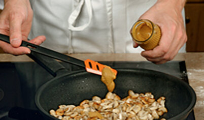 Грибы выложите на разогретую с маслом сковороду и жарьте, помешивая, на сильном огне. Добавьте горчицу, перемешайте, прогрейте.