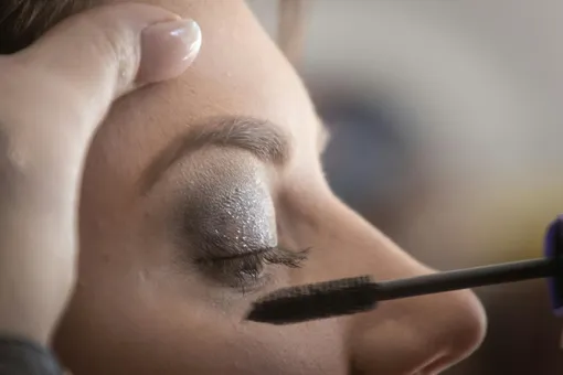 Слишком интенсивный макияж почти гарантированно вызовет раздражение глаз