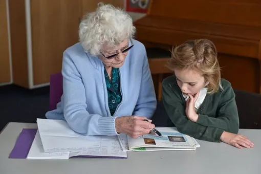 «Они думают, я видела динозавров». 89-летняя учительница уже 70 лет учит детей читать