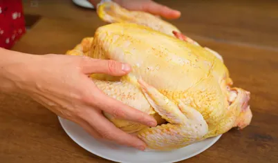 Прежде всего включите духовку и поставьте температуру в 180 градусов. Положите курицу в форму для запекания и хорошенько посыпьте снаружи и внутри солью, перцем и луковым порошком.