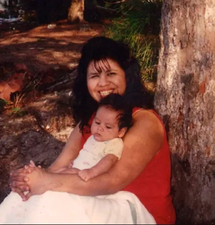 На фото Мелисса Лусио держит на руках одного из своих сыновей — Джона