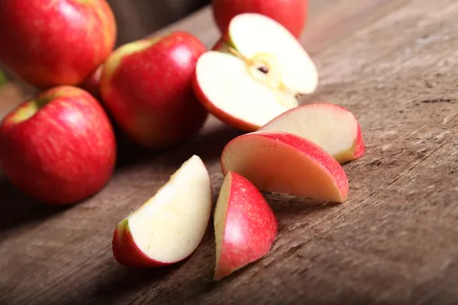 Как правильно есть яблоки по этикету