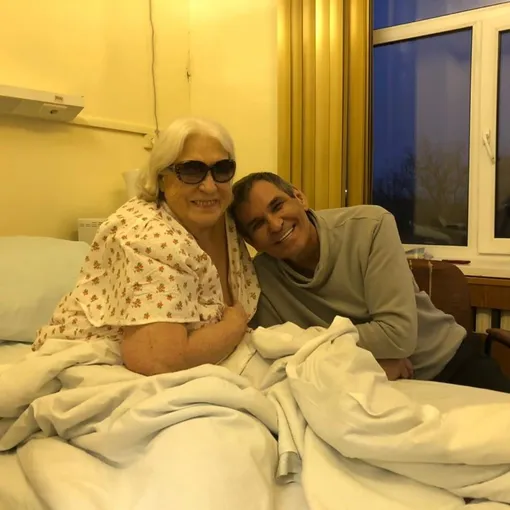 Лидия Федосеева-Шукшина с Бари Алибасовым в больнице