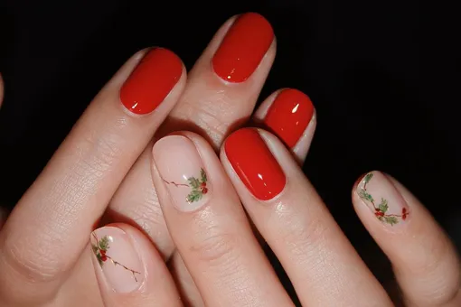 Красные ногти с рисунками еловых шишек