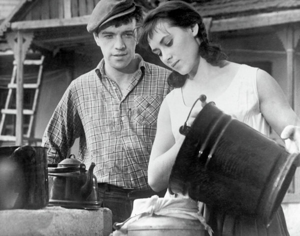 Кадр из кинофильма «За городской чертой» (1961 г.). Вера — Людмила Бутенина, Раду — Вячеслав Шалевич. кадр из кинофильма «За городской чертой» (1961 г.). Вера — Людмила Бутенина, Раду — Вячеслав Шалевич.