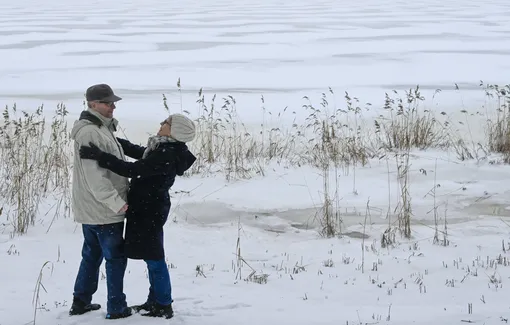 Пожилая пара на прогулке зимой