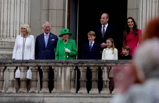 Королевская семья на балконе Букингемского дворца в 2022 году